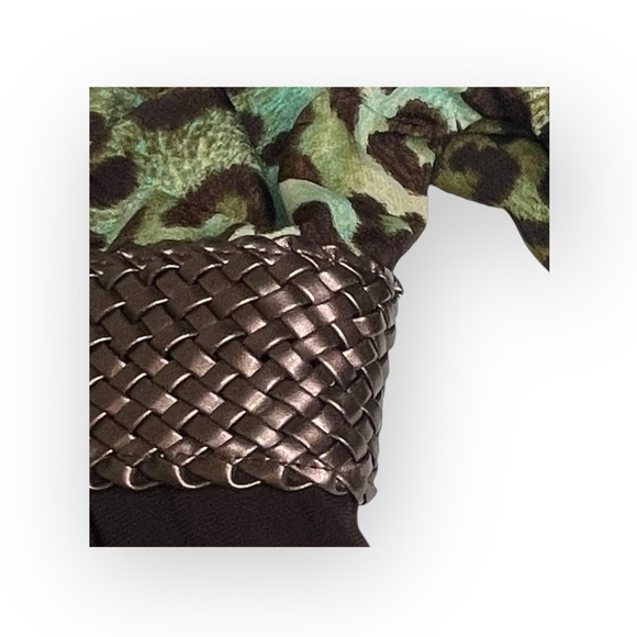 Linda Segal ⌘ Braided Belt Plunging Neckline Top ⌘ Chocolate Mint Leopard ⌘ L ⌘ - Picture 5 of 16